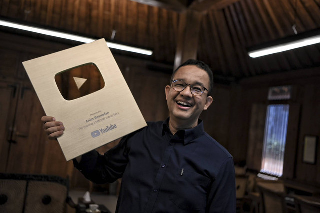 Anies Baswedan mendapatkan Gold Button dari YouTube atas pencapaiannya raih 1 juta subscriber, Rabu (14/8/2024). Foto: Dok. Istimewa