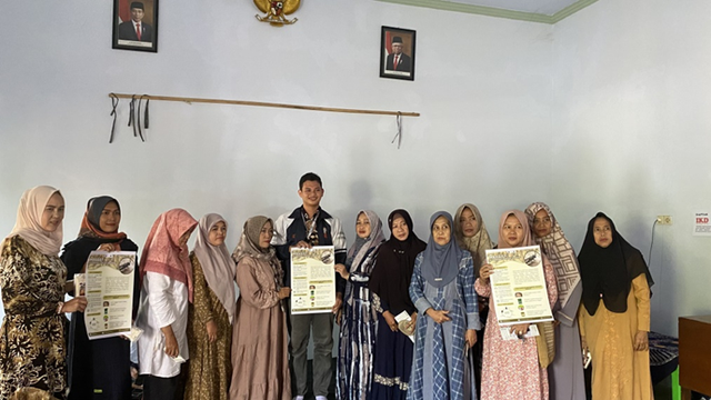 Dokumentasi bersama ibu-ibu PKK di Desa Pucung, Kecamatan Tirto, Kabupaten Pekolongan, Jawa Tengah
