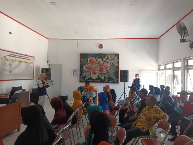 Pemaparan Materi terkait Hipertensi oleh Mahasiswa Kedokteran KKN Undip kepada Masyarakat Desa Minggarharjo (Sumber: Dokumentasi Pribadi)