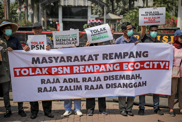 Aktivis lingkungan Walhi mendampingi warga Rempang, Kepulauan Riau, melakukan aksi unjuk rasa di depan kantor Kemenko Perekonomian, Jakarta, Rabu (14/8/2024). Foto: Jamal Ramadhan/kumparan