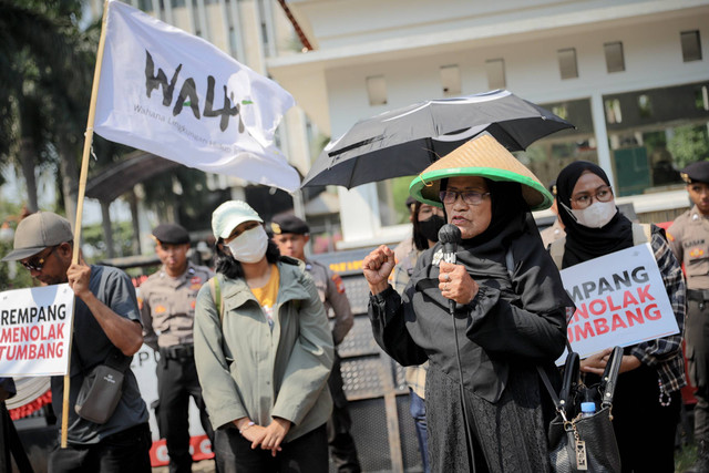 Aktivis lingkungan Walhi mendampingi warga Rempang, Kepulauan Riau, melakukan aksi unjuk rasa di depan kantor Kemenko Perekonomian, Jakarta, Rabu (14/8/2024). Foto: Jamal Ramadhan/kumparan
