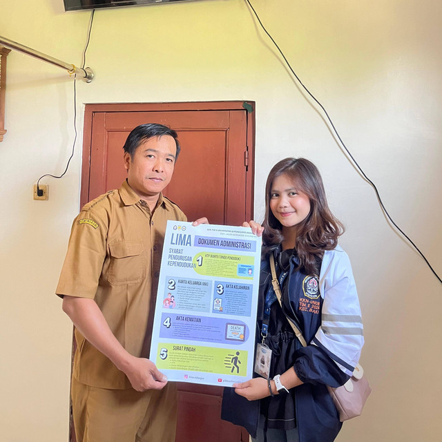 Penyerahan poster terkait dokumen administrasi dan syarat pengurusan kependudukan kepada salah satu perangkat Desa Dalangan. Sumber: Dokumentasi pribadi.