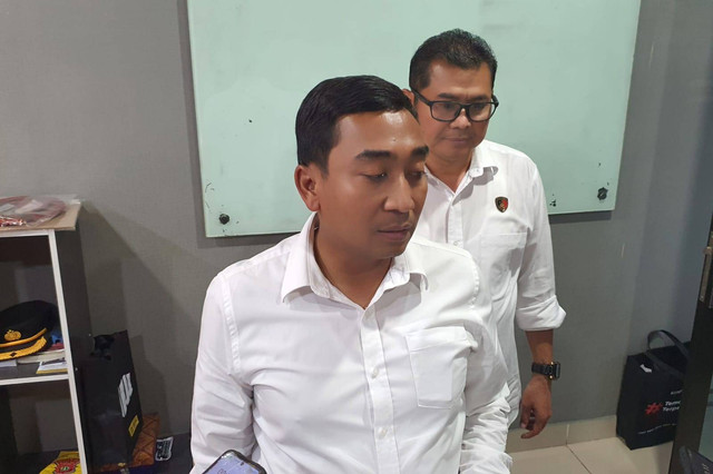 Kasat Reskrim Polres Metro Bekasi Kota, AKBP Muhammad Firdaus (depan) menjawab pertanyaan wartawan, Rabu (14/8). Foto: Dok. kumparan