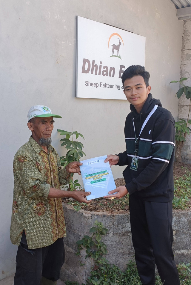Penyerahan Booklet Rancangan Desain Integrated Farming System Dhian Farm Dusun Janggar Desa Gedongsari Kecamatan Jumo Kabupaten Temanggung Jawa Tengah