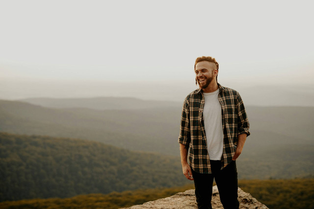 Ilustrasi Merk Kemeja Pria yang Keren, sumber gambar: Unsplash/Brooke Cagle