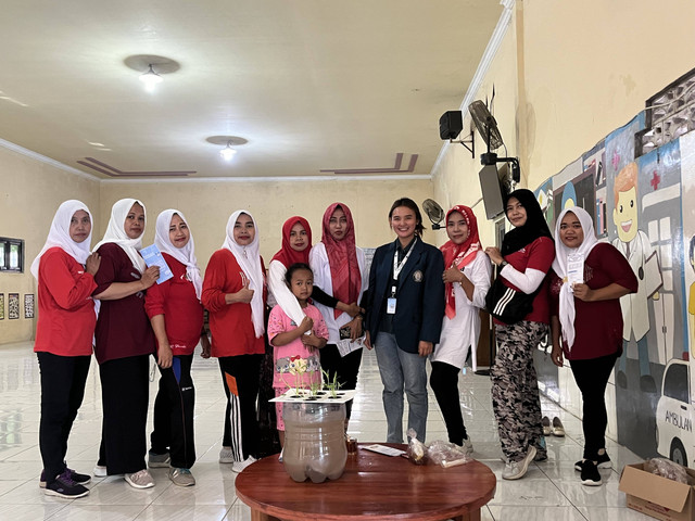 Keseruan Membuat Aquaponik menggunakan Galon Air Minum sebagai Media bersama Ibu PKK Desa Pandanarum