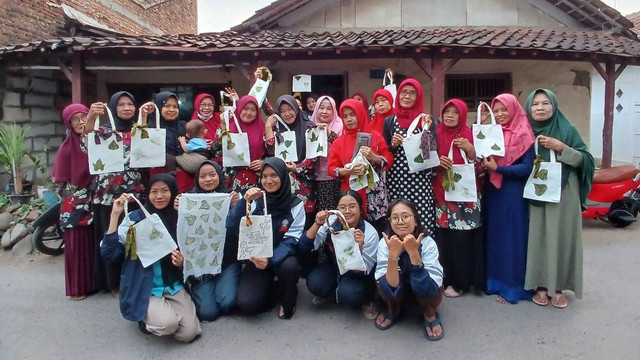 Mahasiswa KKN Undip melaksanakan demonstrasi pembuatan batik ecoprint 
