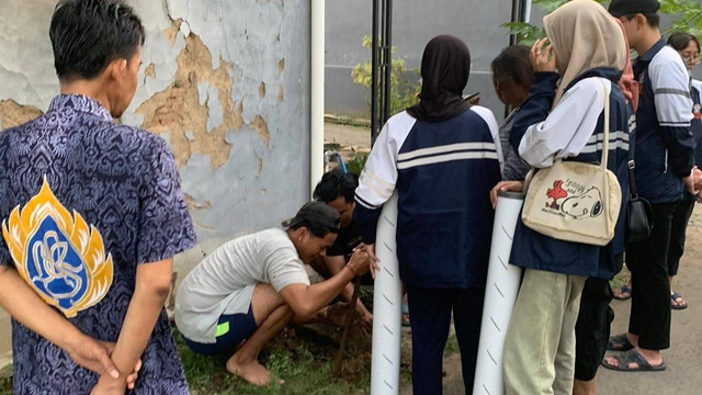 Mahasiswa KKN Undip melakukan pemasanga biopori untuk menangani banjir 