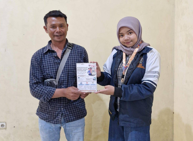 Mahasiswa KKN TIM II UNDIP 2024 Memberikan Pendampingan dan Pelatihan Akun Sosial Media Instagram sebagai Akun Resmi Desa Jambewangi Kec. Pakis (Foto: Dok. Alyaa Nafira Nasrul)