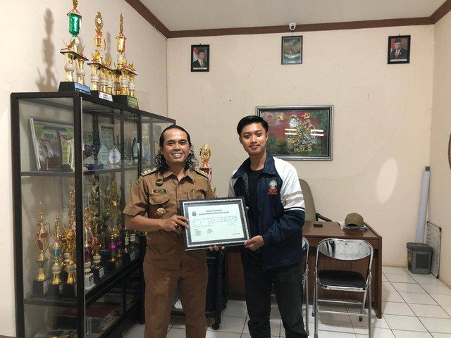 Dokumentasi penyerahan denah ruangan Balai Desa Kalisalak 