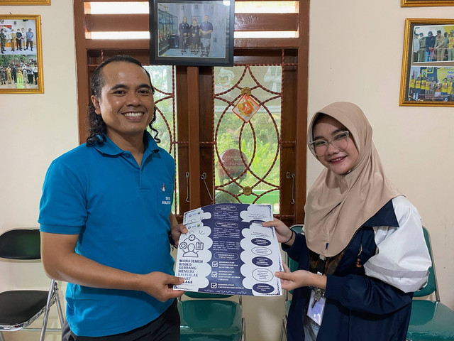 Dokumentasi penyerahan leaflet pentingnya informasi website desa