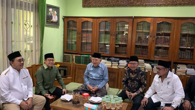 Ketua Umum PKB, Muhaimin Iskandar bersilaturahmi dengan KH. Sukron Ma'mun di Ponpes Daarul Rahma, Jakarta Selatan, Kamis (15/8/2024).  Foto: Luthfi Humam/kumparan