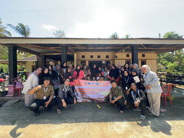 Foto bersama mahasiswa KKN tim II Universitas Diponegoro dengan mahasiswa KKN kelompok 75 Universitas Slamet Riyadi (UNISRI) pasca kegiatan pemberdayaan. 