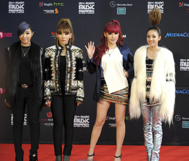 Grup pop Korea 2NE1 berpose di karpet merah untuk menghadiri acara MNET Asian Music Awards di Singapura (29/11/2011). Foto: MOHD FYROL/AFP