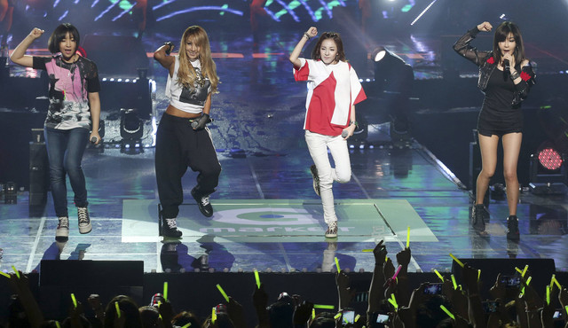 Grup pop Korea Selatan 2NE1 yang sedang tampil di konser G Market di Seoul (13/6/2013). Foto: MOHD FYROL/AFP
