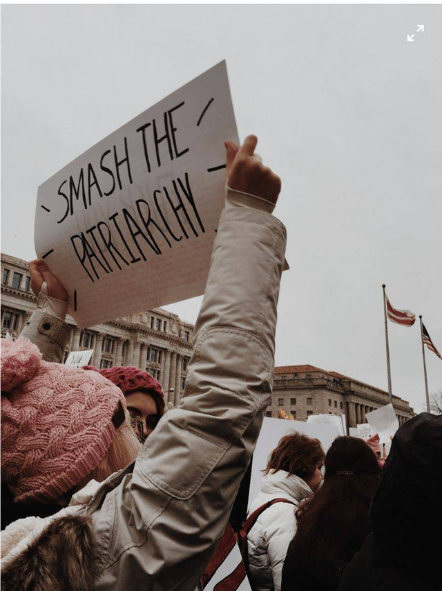 Link foto: https://unsplash.com/photos/woman-holding-white-paper-with-smash-the-pairtarchy-XwrDrY9hjrI