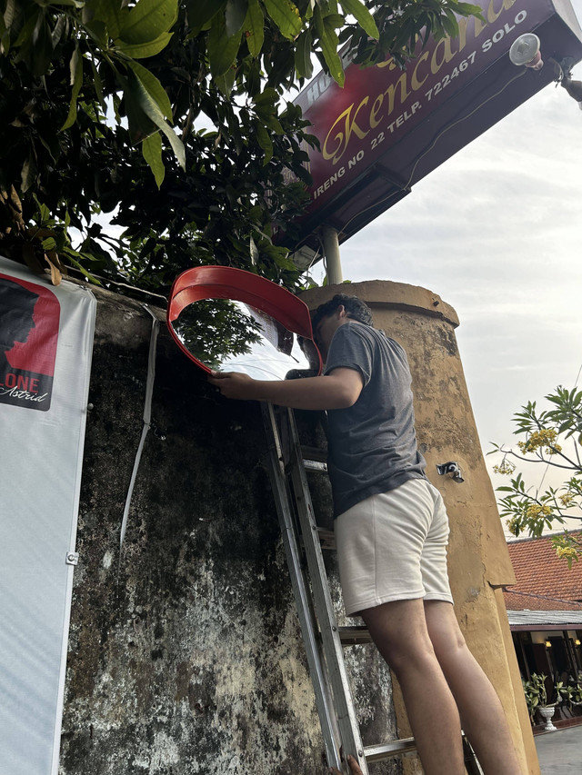Proses pemasangan cermin cembung