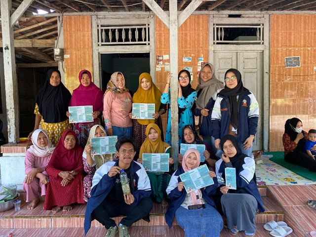 Foto Bersama Ibu-Ibu PKK dan Produk Pupuk Organik Cair (28/8/2024)