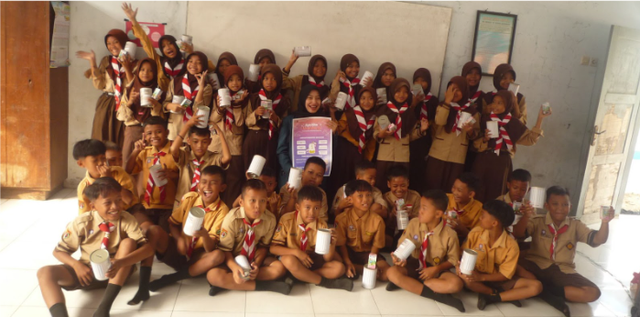 Dokumentasi penyerahan celengan dan poster rajin menabung kepada siswa SDN 02 Banglarangan