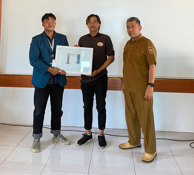 Mahasiswa KKN Tim II Undip membuat re-design gapura untuk Desa Juragan