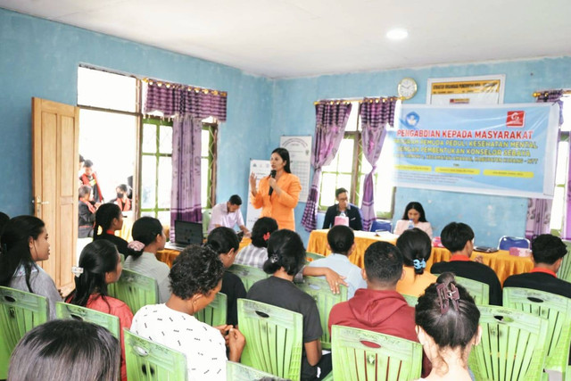 Pemaparan Materi Oleh Ketua Tim Maryati A. Barimbing, S.Kep., Ns., M.Kep, Jumat (26/07/2024). Sumber: Aty Barimbing/UCB