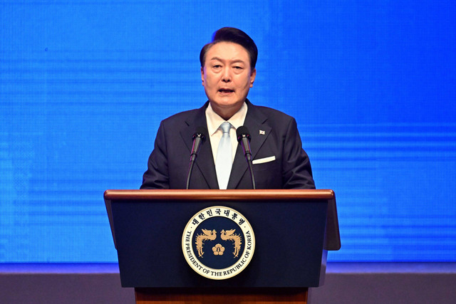 Presiden Korea Selatan Yoon Suk Yeol memberikan pidato dalam upacara merayakan Hari Pembebasan Nasional Korea ke-79 di Pusat Seni Pertunjukan Sejong di Seoul, Korea Selatan, Kamis (15/8/2024). Foto: KIM Min-Hee / POOL / AFP