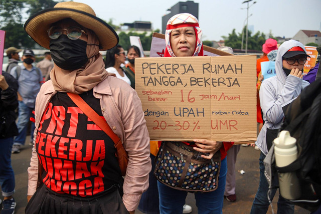 Massa dari Koalisi Sipil untuk Undang-Undang Pelindungan Pekerja Rumah Tangga (UU PPRT) berunjuk rasa di depan Gedung DPR RI pada Kamis (15/8/2024). Foto: Iqbal Firdaus/kumparan