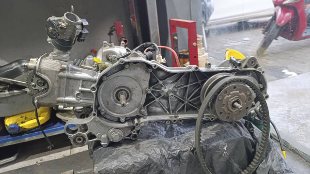 Mesin motor yang sedang digarap Meydi Speed di kawasan Srengseng Sawah, Jakarta Selatan. Foto: Fitra Andrianto/kumparan