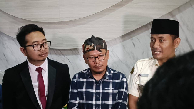 Ayahanda Sofia Sahla Tatang Suyatna (tengah), Ketua PPI Sumedang Rikky Bagus (kiri), Ketua PPI Jawa Barat Fajar Arif Budiman (kanan), saat diwawancara wartawan di Aula Tampomas, Kantor Setda Kabupaten Sumedang, Kamis (15/8/2024).  Foto: Robby Bouceu/kumparan