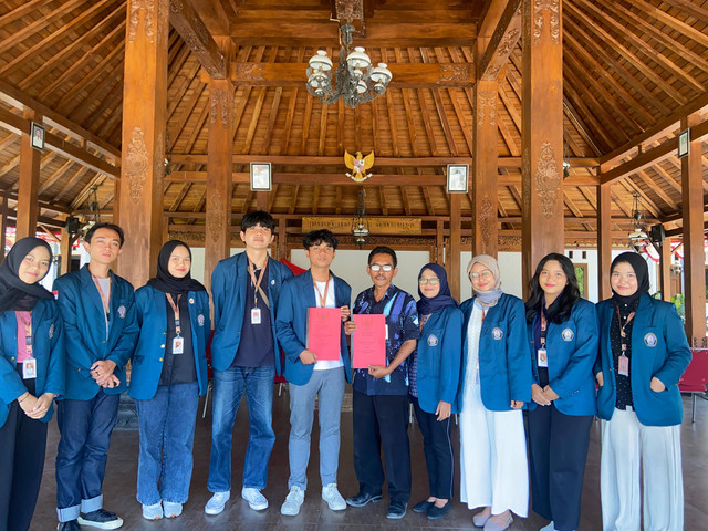 Penyerahan Draft AD/ART BUMDes Lembayung Senja Kepada Sekretaris Desa