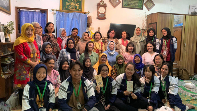 Mahasiswi dan ibu-ibu PKK di kegiatan PKK RW 03 Kelurahan Gandekan berfoto bersama