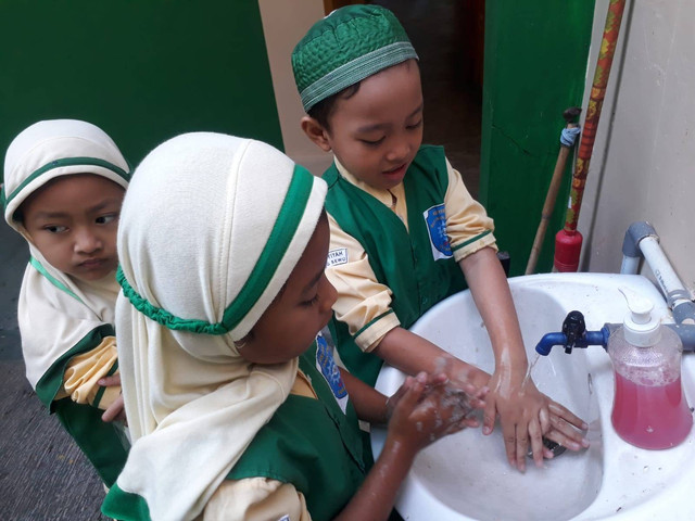 SIswa TK Aisyiyah Kampung Sewu melakukan praktik CTPS