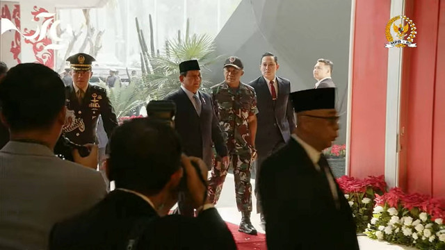 Menteri Pertahanan Prabowo Subianto berjalan masuk saat tiba untuk menghadiri Sidang Tahunan MPR RI 2024 di Kompleks Parlemen, Senayan, Jakarta, Jumat (16/8/2024). Foto: Youtube/MPR RI