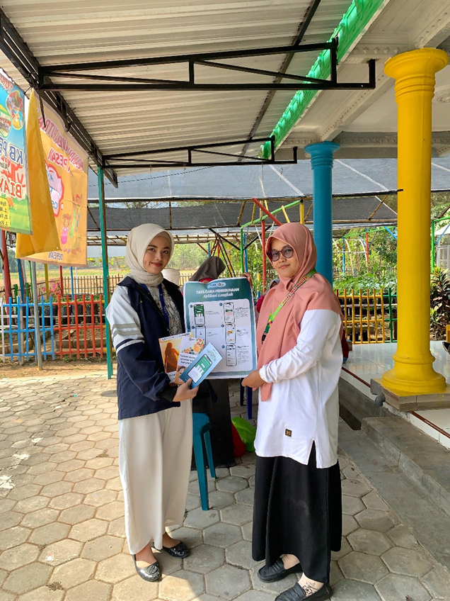 Foto Bersama Bidan Desa Plesan setelah pelaksanaan program kerja. Sumber : TIM II KKN UNDIP 2023/2024