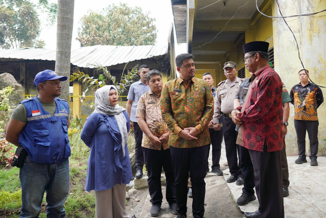 Wali Kota Medan Bobby Nasution tinjau SMP N 20 Medan yang terbakar. Foto: Dok. Istimewa