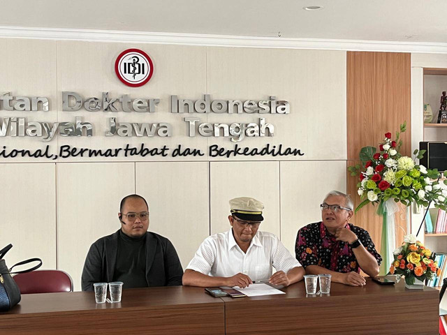 Ketua IDI Jateng dr Telogo Wismo (tengah). Dok istimewa