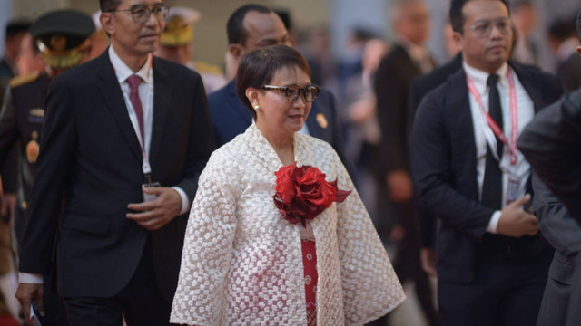 Menlu Retno Marsudi berjalan masuk saat tiba untuk mengikuti sidang tahunan DPR dan MPR di kompleks Parlemen, Senayan, Jakarta, Jumat (16/8/2024). Foto: Dok. DPR