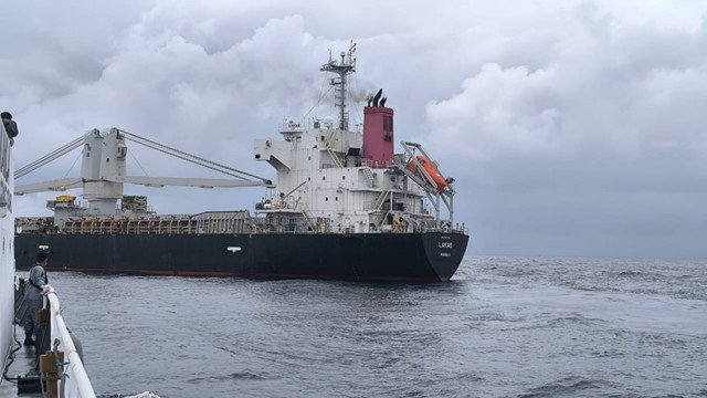 Kapal Patroli Bakamla RI Kapal Negara (KN) Gajah Laut-404 yang dikomandani oleh Letkol Bakamla Agus Tri Haryanto, S.T., M.T., mengamankan kapal MV Lakas yang dicurigai membawa barang ilegal di perairan Gorontalo, Jumat (16/08/2024). Foto: Humas Bakamla RI