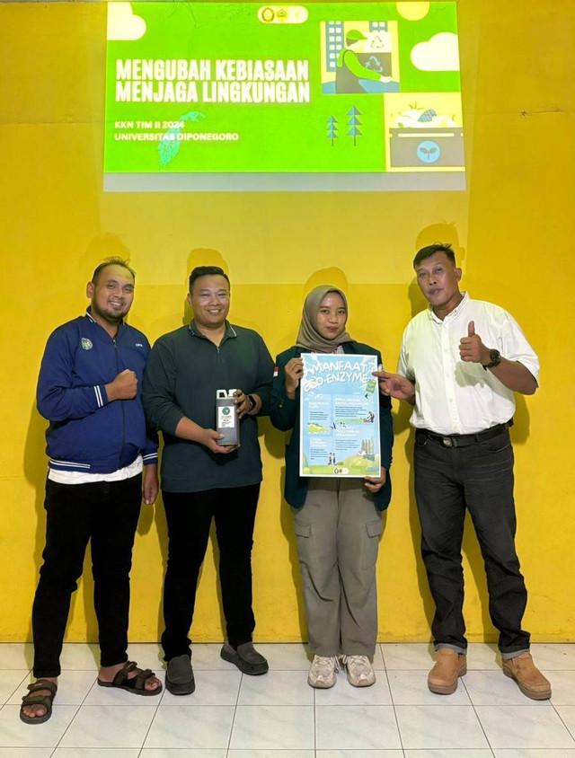 Gambar 1. Penyerahan Poster Manfaat Eco-enzyme kepada Perwakilan Kelurahan