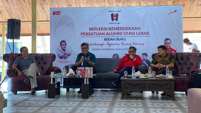 Pengamat politik Rocky Gerung, Penulis buku "Merahnya Ajaran Bung Karno" Airlangga Pribadi, Sekjen PDIP Hasto Kristiyanto, dan Sejarawan Bonnie Triyana di acara Bedah Buku Merahnya Ajaran Bung Karno di Rangkasbitung, Lebak, Banten pada Jum'at (16/8). Foto: Abid Raihan/kumparan