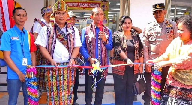Keterangan foto:Penjabat Bupati Sikka, Adrianus Firminus Parera memotong pita tanda peresmian gerai Indomaret pertama di Desa Geliting, Jumat (16/8/2024) siang.
