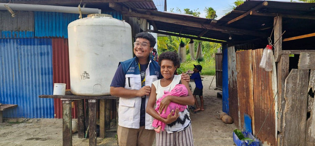 Muhammad Ivan Pratista, mahasiswa KKN-PPM UGM membantu persalinan seorang ibu di atas kapal di lautan lepas Pulau Liki. Dok: UGM