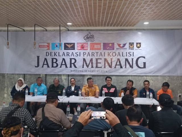 Suasana Deklarasi Partai Koalisi Jabar Menang, di Kantor DPW Hanura Jawa Barat, Jalan Pelajar Pejuang 45 no. 108, Kota Bandung, Jumat (16/8/2024). Foto: Robby Bouceu/kumparan