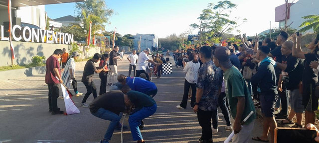 Ketua Dewan Pembina Ir. Abraham Paul Liyanto memberikan aba-aba dalam perlombaan tarik tambang Kamis (15/08/2024). Sumber Vinsen Making/UCB