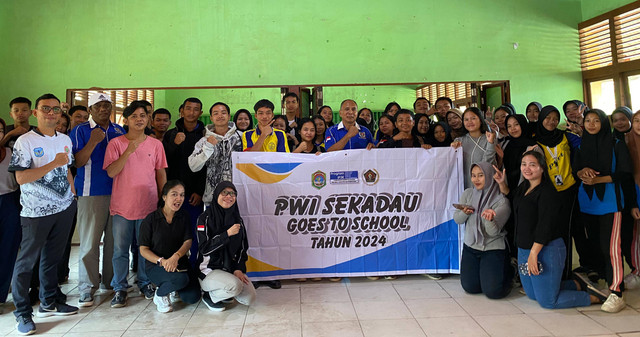 Foto bersama PWI Goes To School di SMAN 1 Nanga Taman. Foto: Dok. PWI Sekadau