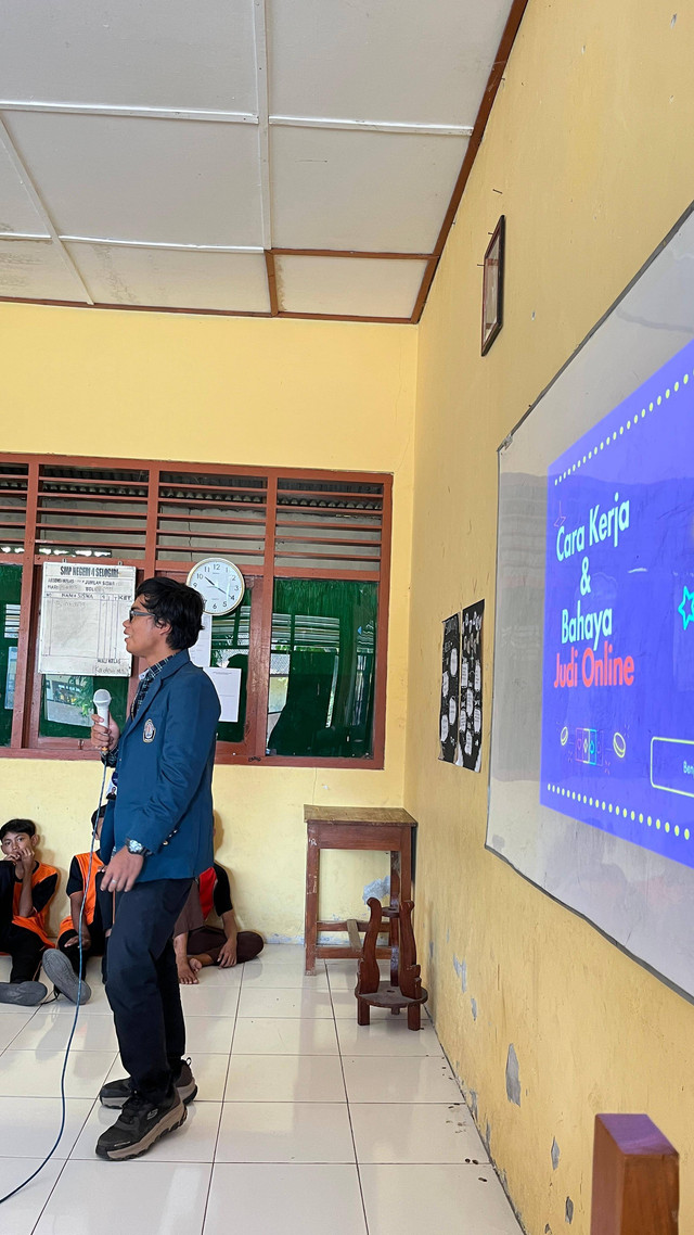 Sesi Pembukaan Proker Sosialisasi Bahaya & Cara Kerja Judi Online: TIM II KKN Universitas Diponegoro 2023/2024