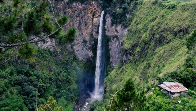 Air Terjun Sikarim. Foto hanyalah ilustrasi bukan tempat sebenarnya. Sumber: Unsplash/Ivan Samudra