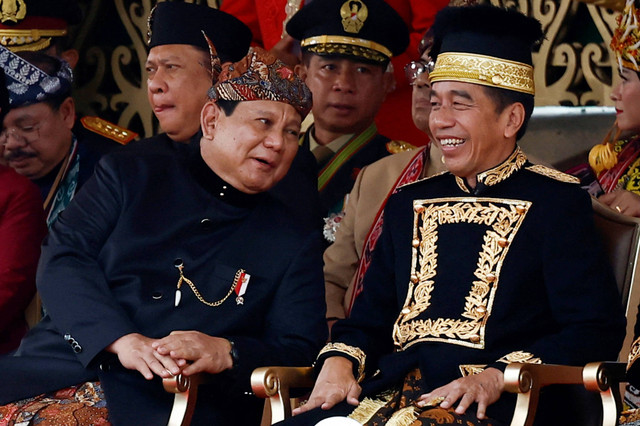 Presiden Joko Widodo berbincang dengan Menhan Prabowo Subianto saat upacara HUT ke-79 RI di Istana Negara IKN, Kalimantan Timur, Sabtu (17/8/2024). Foto: Willy Kurniawan/REUTERS
