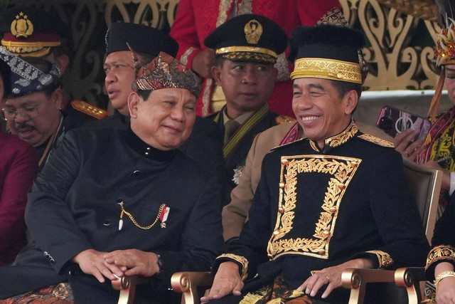 Presiden Joko Widodo berbincang dengan Menhan Prabowo Subianto saat upacara HUT ke-79 RI di Istana Negara IKN, Kalimantan Timur, Sabtu (17/8/2024). Foto: Achmad Ibrahim/AP Photo