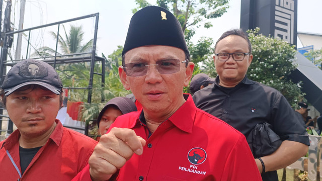 Politikus PDIP Basuki Tjahaja Purnama saat dijumpai usai upacara HUT ke-79 RI di kawasan Sekolah Partai PDIP, Lenteng Agung, Jaksel, Sabtu (17/8). Foto: Thomas Bosco/kumparan
